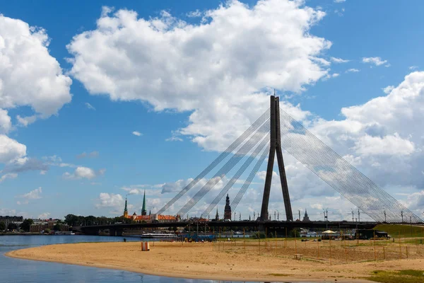 Riga, Letonya - 19 Temmuz 2017: Askılı köprü Riga'da yaz güneşli gün