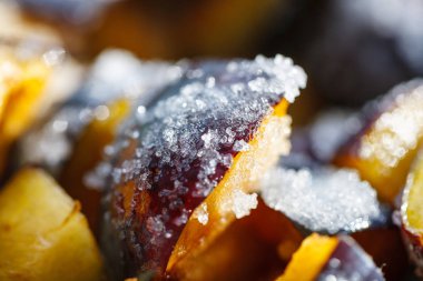 Lezzetli taze rustik erik ile şeker serpilir