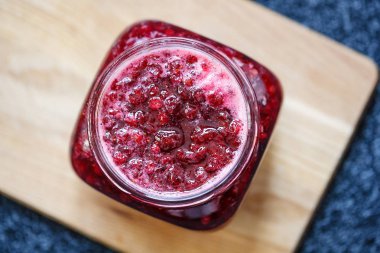 Kavanoz tatlı lezzetli lezzetli kırmızı reçel ile görünümünü kapat