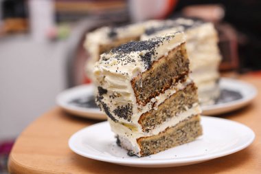 p dışarı bir kesim ile krema ile sünger kek haşhaş tohumu ile katmanlı