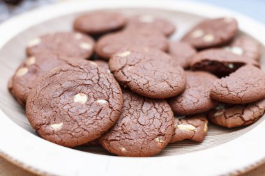 beyaz çikolata ile büyük koyu kahverengi tanımlama