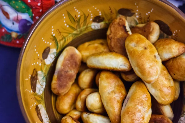 Tortas de carne assadas tradição letã em uma tigela grande — Fotografia de Stock