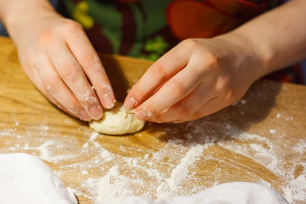 Bir kadın üzerinde tablo un hamur köftesi yapma