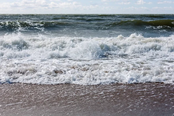 Mar Báltico Frio com ondas e areia — Fotografia de Stock