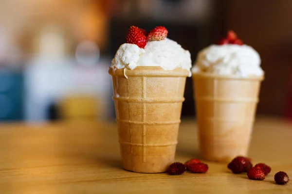 Helado en gofres con fresas silvestres — Foto de Stock