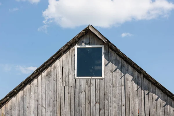 Techo cobertizo de madera gris sin pintar cielo azul — Foto de Stock