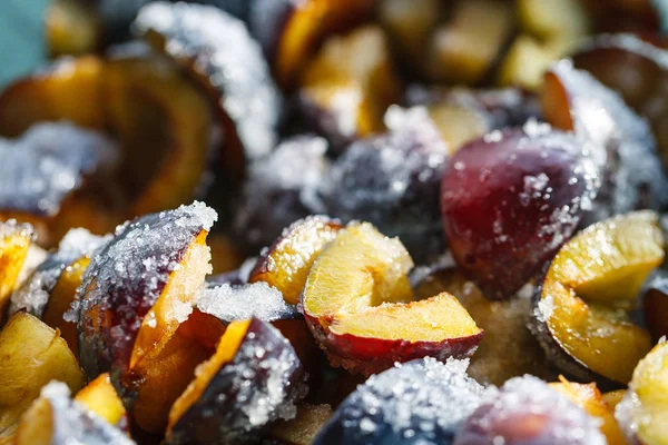 Lezzetli taze rustik erik ile şeker serpilir