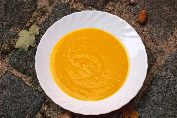 黄色南瓜奶油汤在白色板材万圣节, 秋天 — 图库照片
