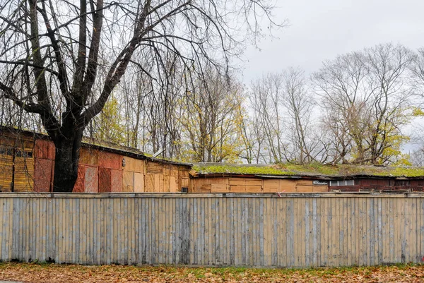 eski ahşap ba ile şehrin merkezi sonbahar manzara