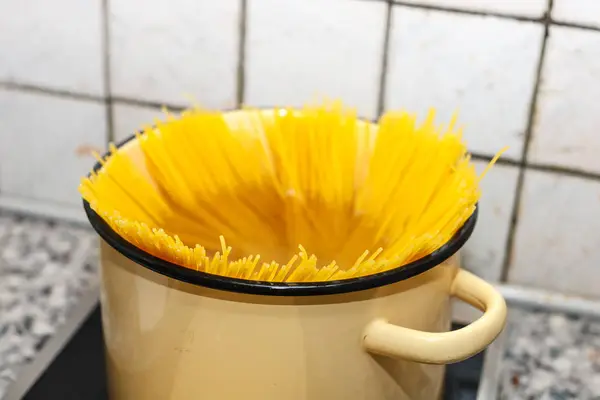 kaynar su ile spagetti mutfakta Ocak üzerinde tava