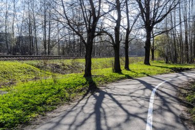 Asfaltlı Bisiklet iz yolu demiryolu yanındaki Riga Jurma
