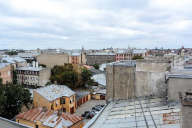 Riga, Letonya. Üstten Görünüm üzerinde eski paslı eski evleri çatılar