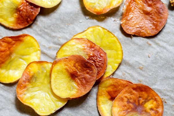 tuzlu cips kagit üzerinde