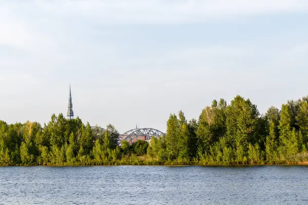 Riga eski şehrin panoramik Peter'ın Kilisesi Demiryolu Köprüsü