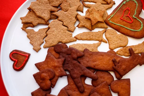 Zencefilli kurabiye kalp şeklinde beyaz Noel plaka