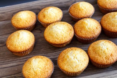 taze pişmiş kek kek bir doğal ahşap tahta üzerinde