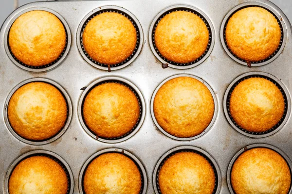 Çörek tepsisi tepsi taze pişmiş kekler kekler tam