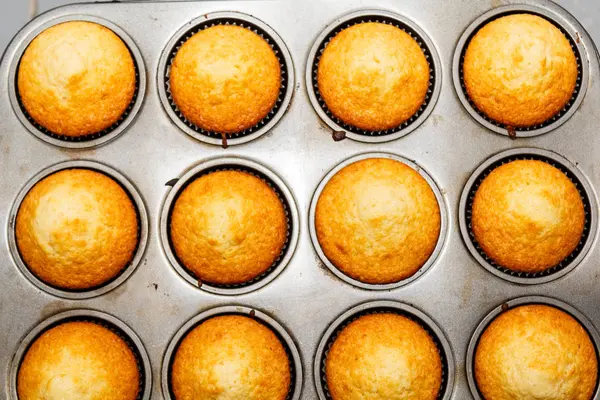 Çörek tepsisi tepsi taze pişmiş kekler kekler tam