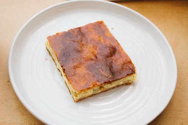 Parça taze pişmiş ev yapımı ravent elma pastası