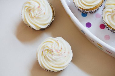 taze pişmiş kek kek güzel vanill girdap ile tepesinde