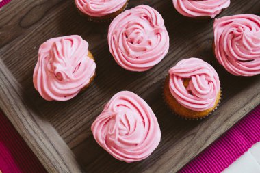 taze pişmiş kek kek bir doğal ahşap tahta üzerinde