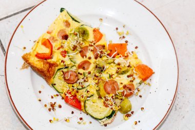 dilimler halinde, sebze sosis ile lezzetli omlet bölümünü kesip