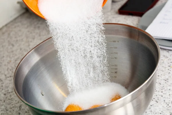 Taburkan gula putih yang jatuh ke dalam mangkuk — Stok Foto
