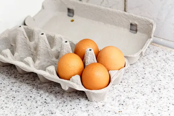 Dört kahverengi yumurta karton yumurta kutusu