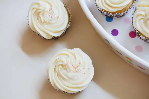 taze pişmiş kek kek güzel vanill girdap ile tepesinde