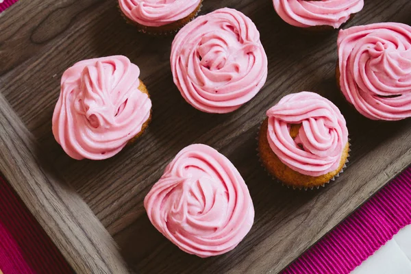 taze pişmiş kek kek bir doğal ahşap tahta üzerinde