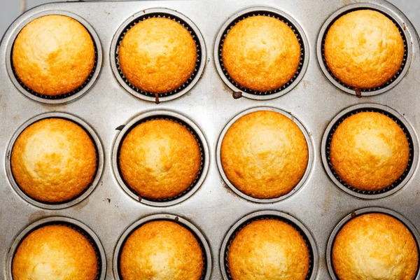 Çörek tepsisi tepsi taze pişmiş kekler kekler tam