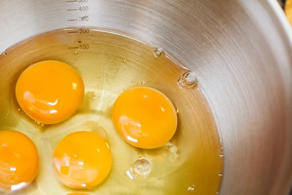 yumurta sarısı ve akı ayrılmış bir kase yerleştirilir