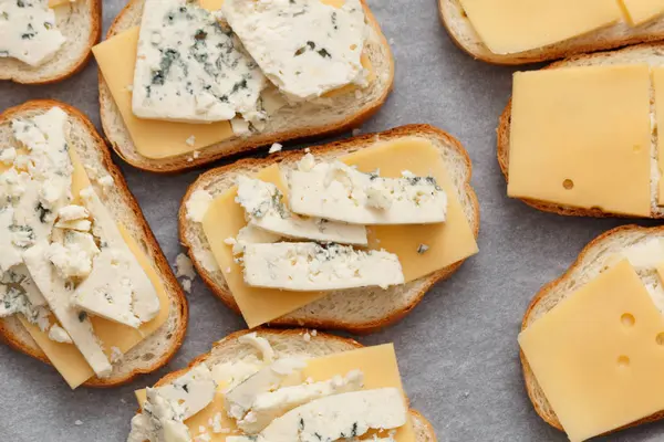 beyaz ekmek taze İtalyan bruschetta peynir dilimleri