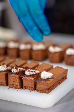 Şekerci kahve taneleriyle süslenmiş çikolatalı kek yapar.