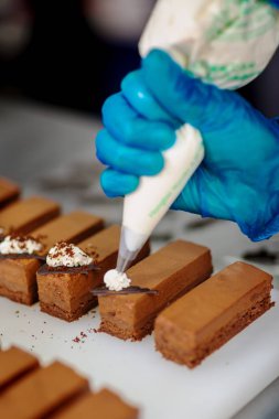 Şekerci kahve taneleriyle süslenmiş çikolatalı kek yapar.