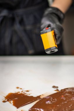 Eldivenli şekerlemeci şekerlemeleri formda yapar.