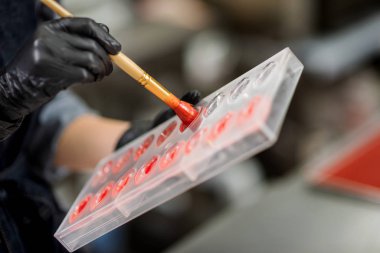 Eldivenli şekerlemeci şekerlemeleri formda yapar.