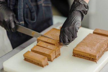 Şekerci kahve taneleriyle süslenmiş çikolatalı kek yapar.