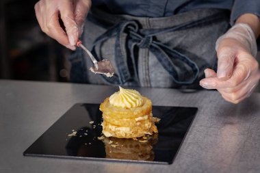 Şekerci, Noel kahramanı figürleri şeklinde pasta yapıyor.