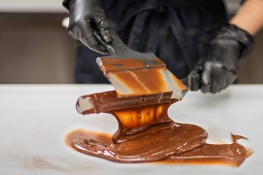 Eldivenli şekerlemeci şekerlemeleri formda yapar.