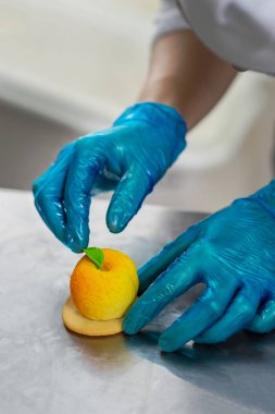 Şekerci meyve ve böğürtlen şeklinde bir pasta yapar.