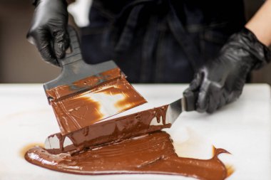 Eldivenli şekerlemeci şekerlemeleri formda yapar.