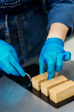 Şekerci kahve taneleriyle süslenmiş çikolatalı kek yapar.