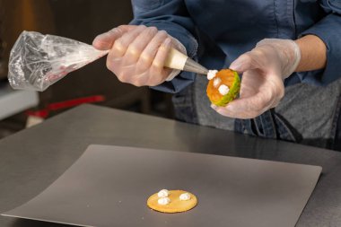 Şekerci, Noel kahramanı figürleri şeklinde pasta yapıyor.