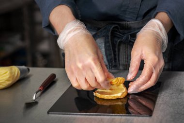Şekerci, Noel kahramanı figürleri şeklinde pasta yapıyor.