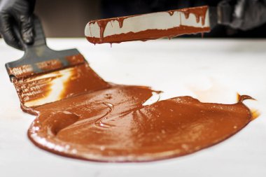 Eldivenli şekerlemeci şekerlemeleri formda yapar.