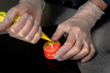 Şekerci, Noel kahramanı figürleri şeklinde pasta yapıyor.