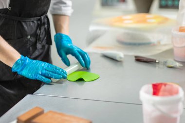 Şekerci meyve ve böğürtlen şeklinde bir pasta yapar.