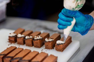 Şekerci kahve taneleriyle süslenmiş çikolatalı kek yapar.