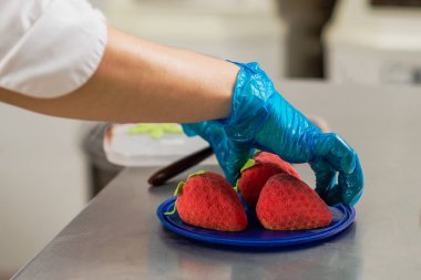 Şekerci meyve ve böğürtlen şeklinde bir pasta yapar.